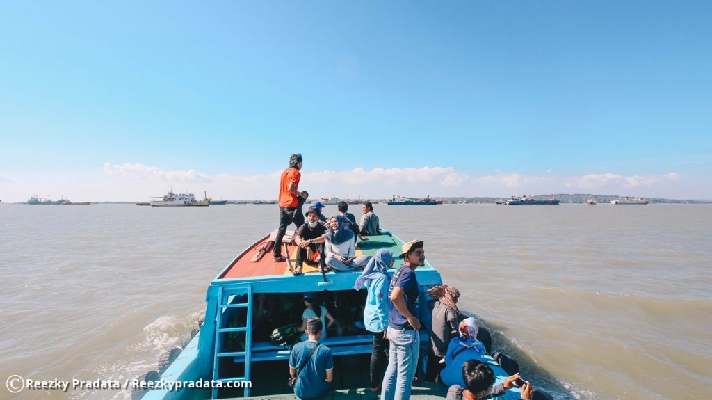 Menuju Kapal Sanus 57 dengan Tugboat