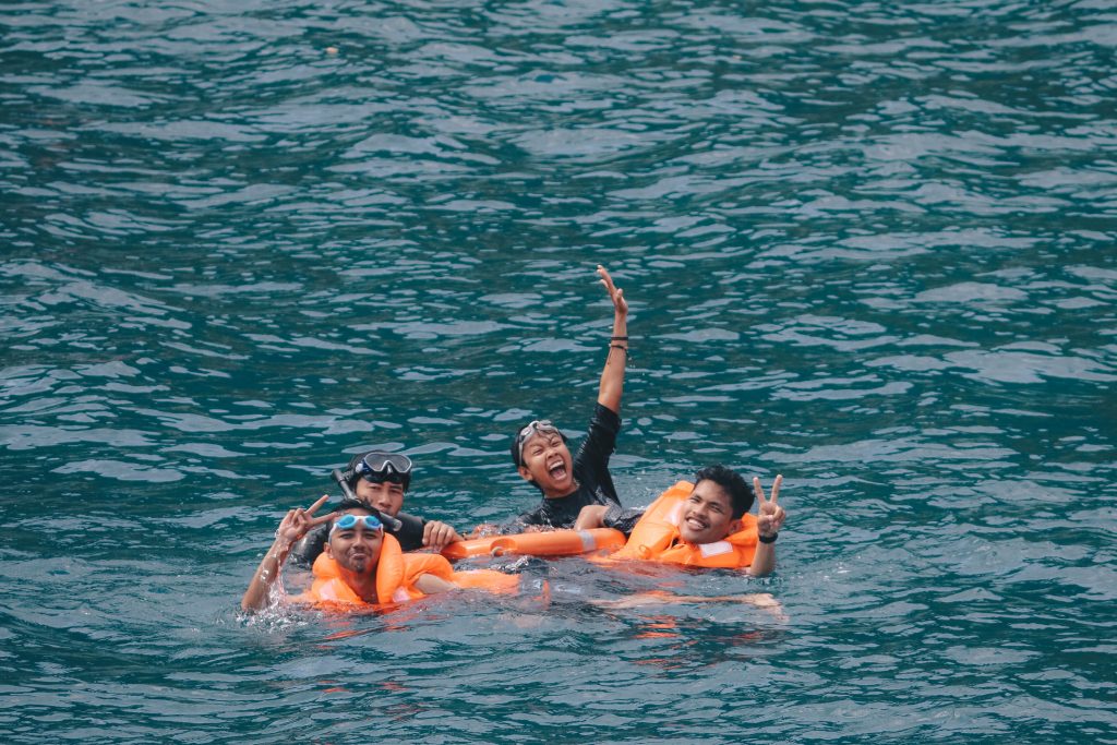 Berenang di laut Pulau Matasiri
