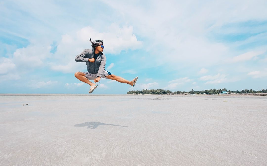 Main di pulau keramaian