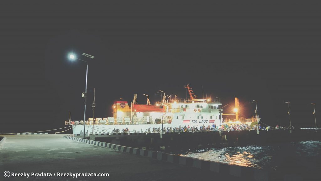Kapal Sanus 57 bersandar di Dermaga Pulau Karamian pada malam hari
