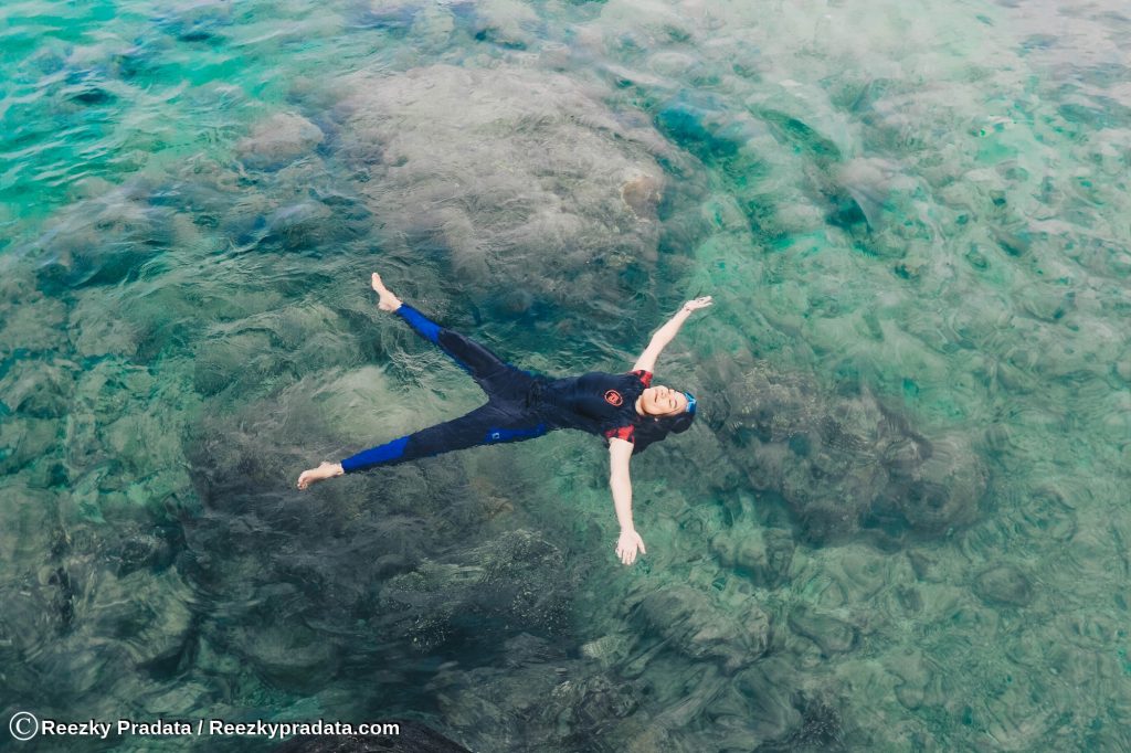 Menikmati perairan sekitar pulau Maradapan