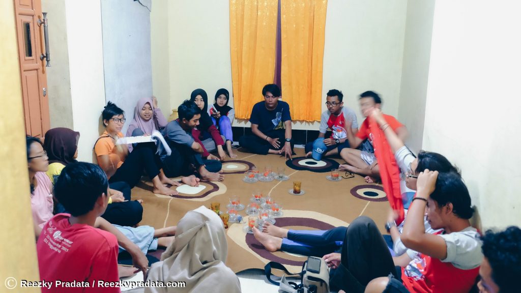 Rapat tim ENJ UGM di Pulau Maradapan