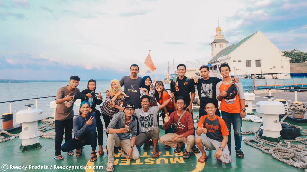 Tim ENJ UGM 2017 dan ABK Sanus 57 di atas kapal