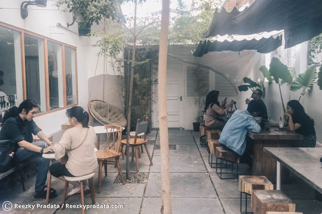 Ruangan outdoor Kofitére Artisan Cofee untuk meeting
