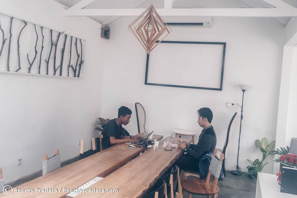 Ruangan outdoor Kofitére Artisan Cofee untuk kerja