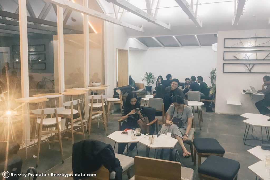 Indoor Kofitére Artisan Cofee malam hari
