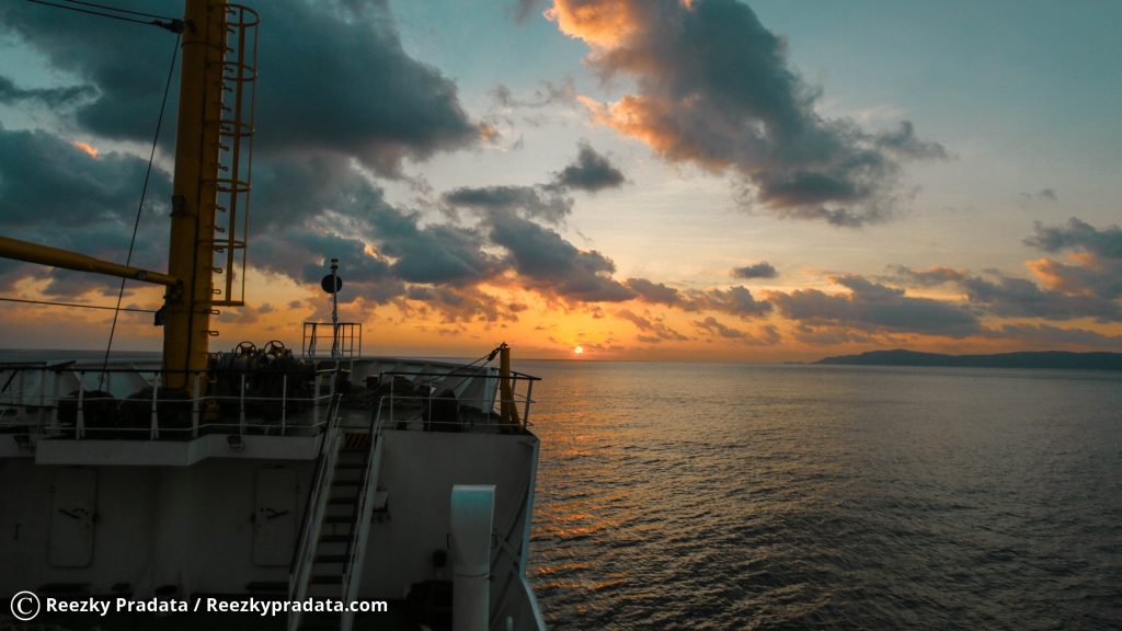 Pemandangan Pulau Maradapan saat Sunset