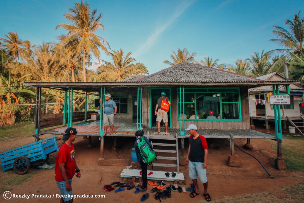 Tim ENJ mampir di salah satu rumah pulau Karamian