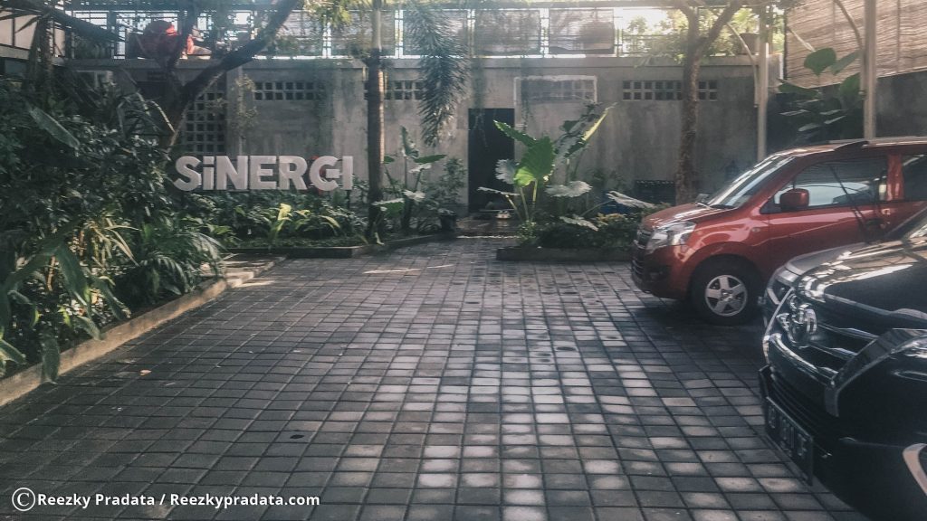 Parkiran Mobil Sinergi Coffee